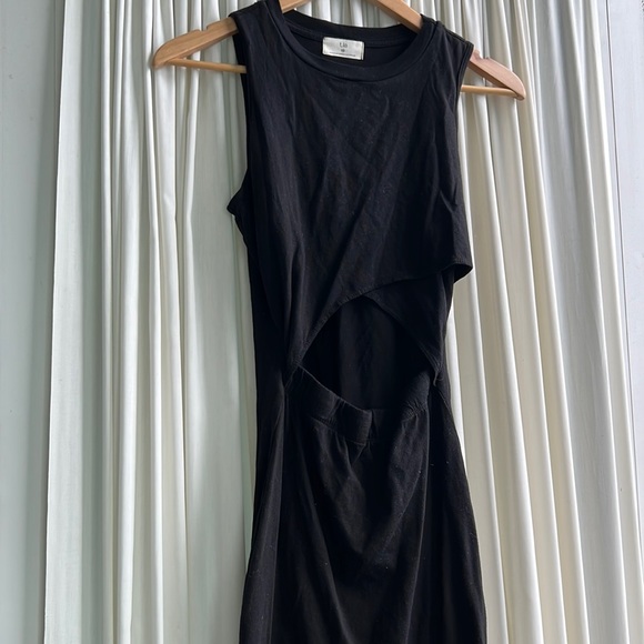 T.LA - XS - Black dress w cutout, super easy to throw on top of any swimsuit - Picture 3 of 6